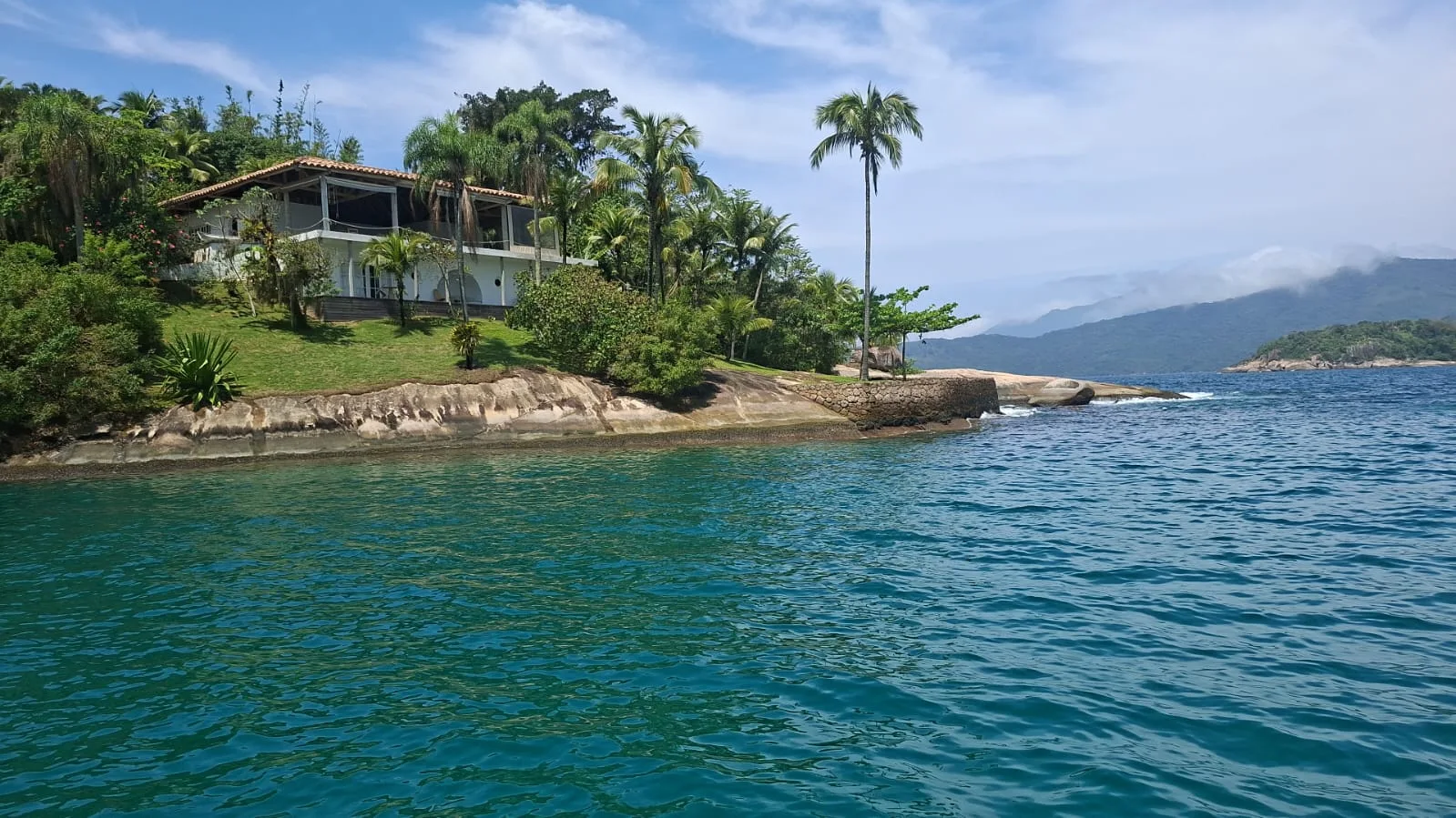 Ilha dos Cocos vista do mar em Paraty